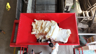 海綿撕碎視頻，單軸撕碎機，新貝機械固廢回收設(shè)備